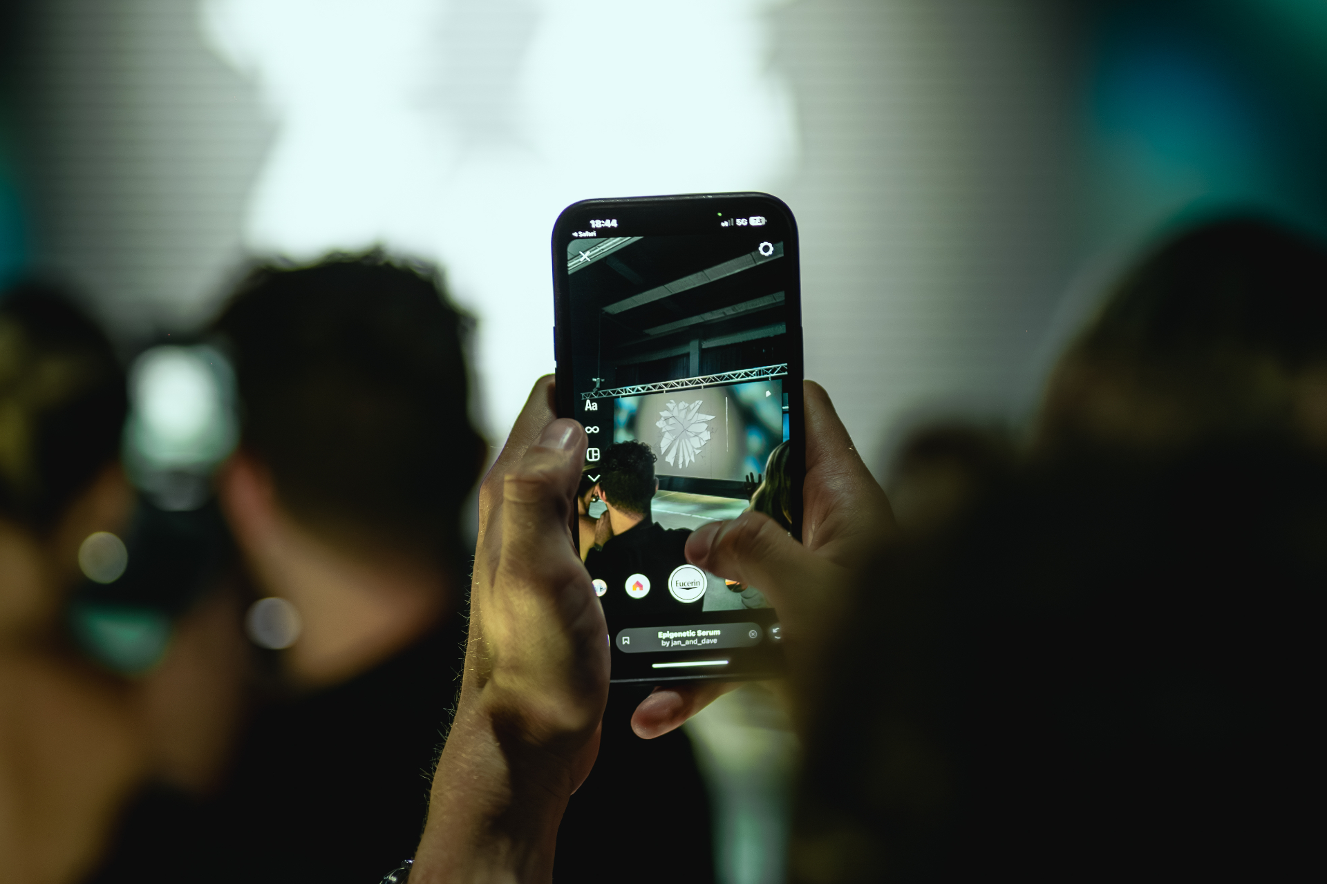 Besucher filmt AR-Aktivierung mit dem Smartphone